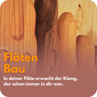 Mehrere handgefertigte Holzflöten stehen nebeneinander vor einem warmen Holz-Hintergrund. Darüber steht: „Flötenbau – In deiner Flöte erwacht der Klang, der schon immer in dir war.“