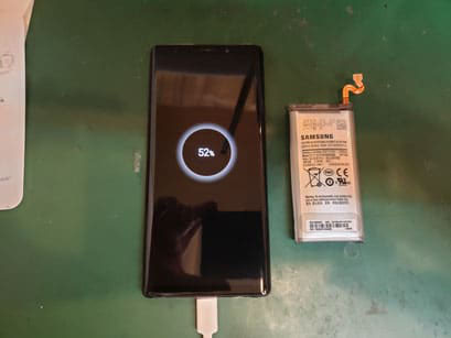 Galaxy NOTE9バッテリー交換完了で外したバッテリーとのショット