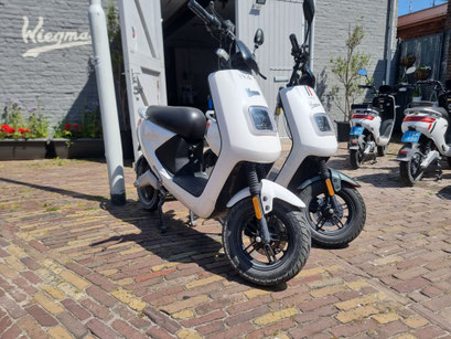 twee scooters naast elkaar voor de verhuurlocatie