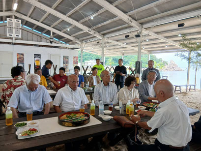 神事が終わると直会です。地元の方同士でおしゃべり