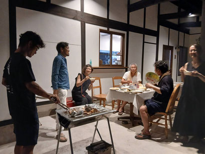 お子様たちが屋根裏部屋で遊んでいる間は、大人だけの時間