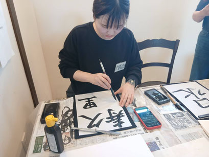 先生に皆さんの名前を漢字にして書いてもらいました