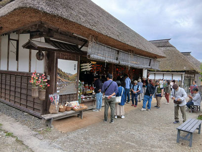 建物保存のために今も店舗兼住宅として生活しています。