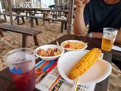 食べたのはビーチの定番!唐揚げ、フライドポテト、焼きトウモロコシ、たこ焼き、焼きそば・・