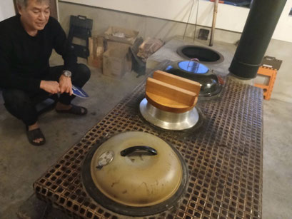 その合間にホストは釜戸に火を入れて、ご飯を炊きます。