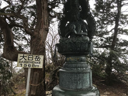 大日岳の大日如来像