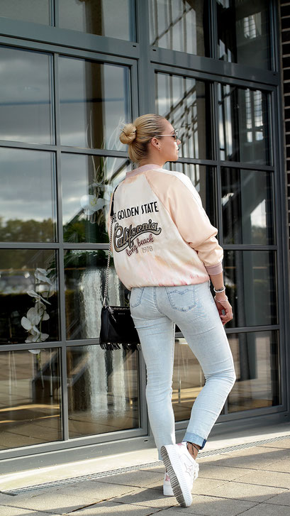 Pastellfarben sind gerade im Sommer ein Thema, dass wir unheimlich lieben! Deshalb habe ich heute ein Outfit für Euch, das mit der pastellfarbenen Bomberjacke & den coolen Platform Sneakern wie geschaffen für das Motto Pastell Liebe ist! | hot-port.de | Style & Fashion Blog für Frauen über 30