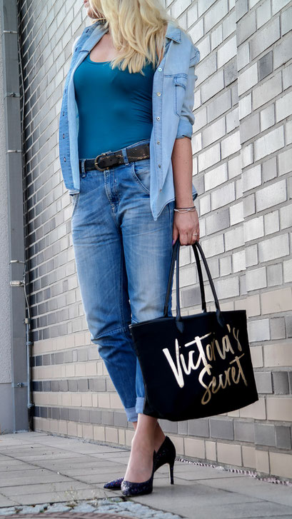 Outfit American Girl | Boyfriend Jeans, Denim Shirt, Tank Top & Glitter Pumps von Guess X Victorias Secret Shopper | hot-port.de | 30+ Style Blog