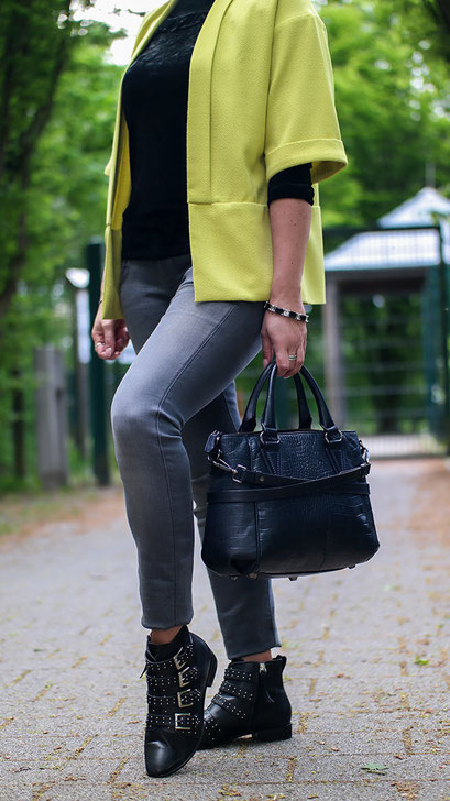 Aprilwetter Look Outfit | graue Jeans, Samtshirt & gelber Blazer | Rebecca Minkoff Maddox | hot-port.de | 30+ Style Blog