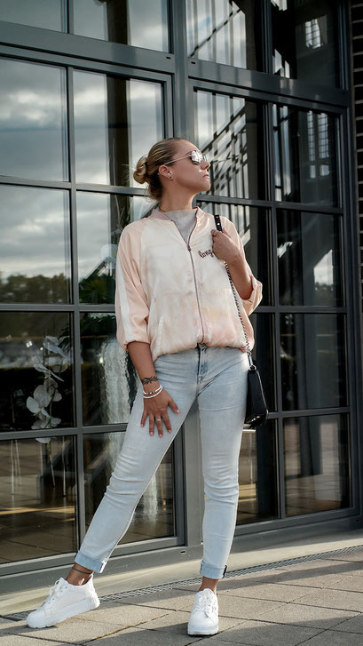 Pastellfarben sind gerade im Sommer ein Thema, dass wir unheimlich lieben! Deshalb habe ich heute ein Outfit für Euch, das mit der pastellfarbenen Bomberjacke & den coolen Platform Sneakern wie geschaffen für das Motto Pastell Liebe ist! | hot-port.de | Style & Fashion Blog für Frauen über 30
