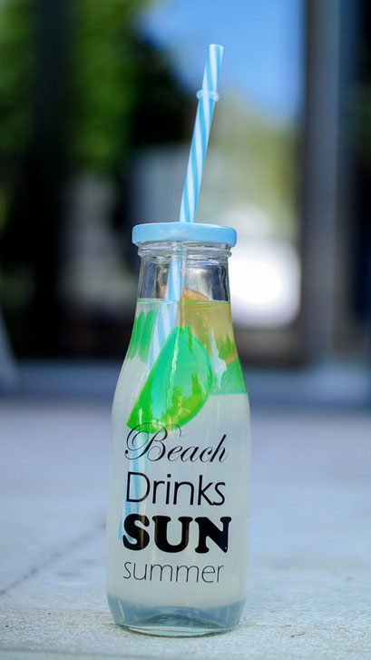 Erfrischendes Zitronenwasser Cool Drinks all Summer | Franny gibt Tipps, wie man am besten trinkt | Den Flüssigkeitshaushalt im Sommer auffüllen | Wasser ist wichtig | hot-port.de | Lifestyle Blog