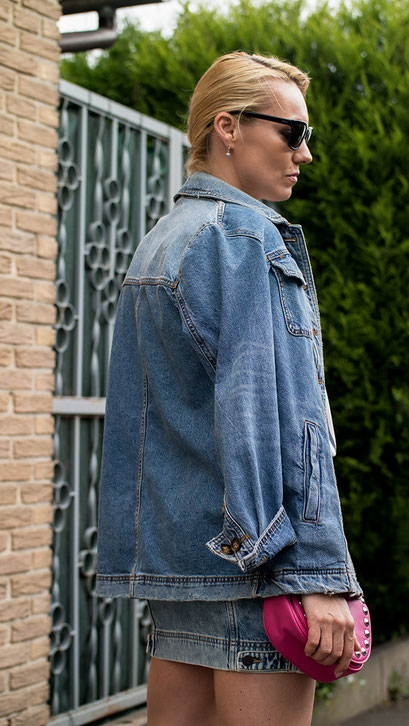 Denim on Denim ist definitiv der heißeste Shit für den Sommer! Keine andere Kombination sieht lässiger & cooler zugleich aus, wie Jacke & Rock aus derbem Jeansstoff. Als Eyecatcher eine freshe Moschino Umhängetasche dazu und perfekt ist das Sommeroutfit 2019 | Hot Port Life & Style | 30+ Style & Fashion Blog