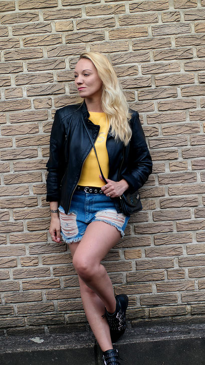 Summer Rock Chick | WRSTBHVR Destroyed Denim Shorts, WRSTBHVR LOST Shirt X Leederjacke | hot-port.de | 30+ Style Blog