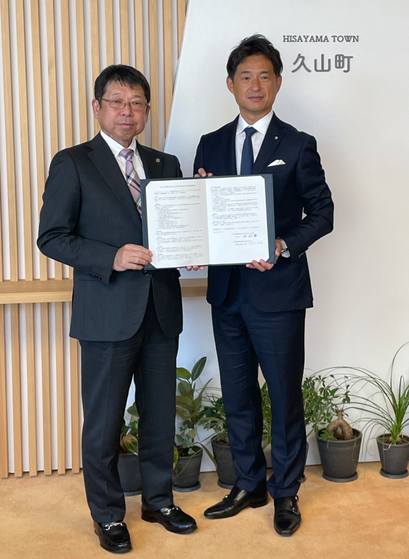 令和7年10月27日　宇美町調印式 左から、田村公隆福岡県行政書士会会長、西村勝久山町長