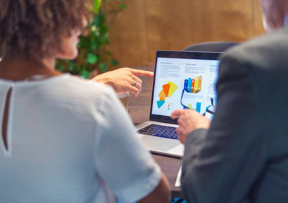 Deux professionnels analysant ensemble des données sur écran d'ordinateur