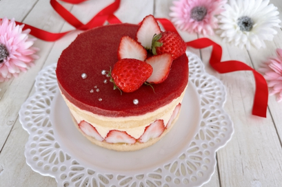 フランボワーズのムースがのったいちごのケーキ。ガーベラの花。