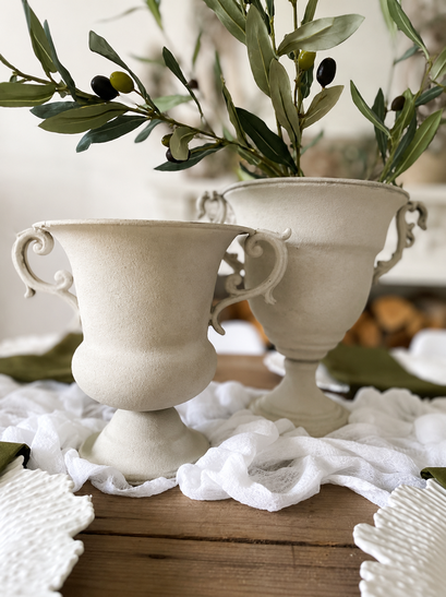 Gesteckschalen mieten mediterrane Tischdeko mieten Dekoverleih the featherette Amphoren mieten Hochzeit