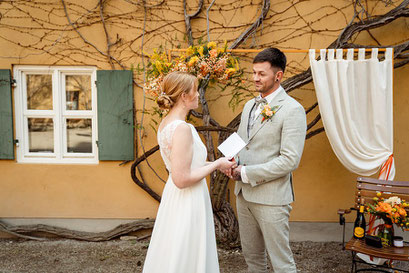 Hochzeit-Zeremonie-Brautpaar-Tafeldecker-Augsburg