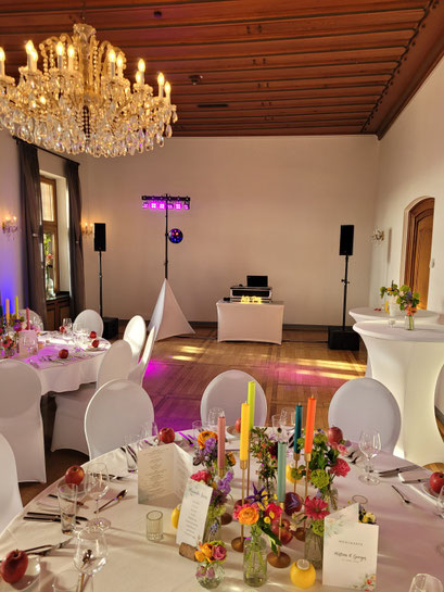 Aufbau der DJ Ton- und Lichttechnik im Burgrestaurant Nideggen