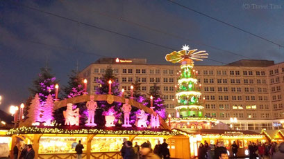 Erzgebirgspyramide auf dem Weihnachtsmarkt am Alexanderplatz.