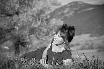 Photo dans la nature de l'artiste Caroline SIMON peintre éco-féministe en Savoie