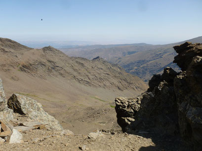 Blick von der Wasserscheide ins Quellgebiet des Genil.