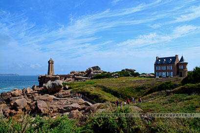 Le Phare de Men Ruz sur la Côte de Granite Rose.