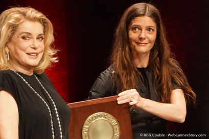 Cérémonie de remise du Prix Lumière  à Catherine Deneuve, ici en compagnie de sa fille Chiara Mastroïanni- Amphitheâtre 3000 - Lyon - Oct 2016  - Photo © Anik Couble