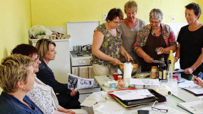 Martine Le Jeune et une bonne vingtaine de personnes partagent chaque mardi de succulentes recettes, travaillées au foyer communal de Saint-Vougay. 