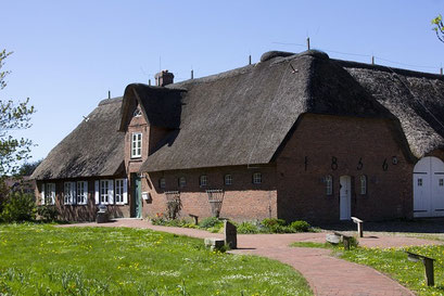 Resthof Gebäudeversicherung mit Reetdach