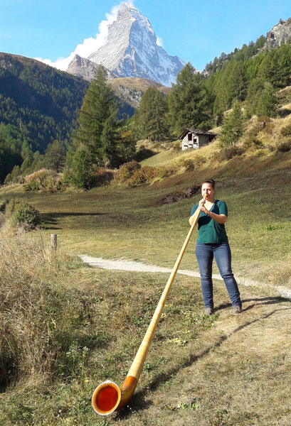 Mit Alphorn vor dem Matterhorn (Bildrechte: K. Appenzeller)