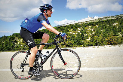 En mode balade comme en mode sportif, la pratique du vélo est autorisée à condition de garder une distance de 10 mètres entre chaque cycliste. crédit photo : Pixabay© Ben_Kerckx