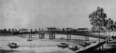 Will's bridge connecting the Bund and Hongkew, later replaced by Garden Bridge. Richard's Hotel possibly in the background. Source: https://commons.wikimedia.org/wiki/File:Wills_Bridge_01.jpg