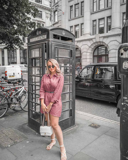 Zu sehen ist die schwarze Telefonzelle in London.