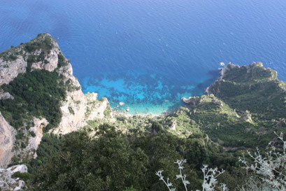 Blick vom Monte Solaro auf das kristallklare, blaue Wasser