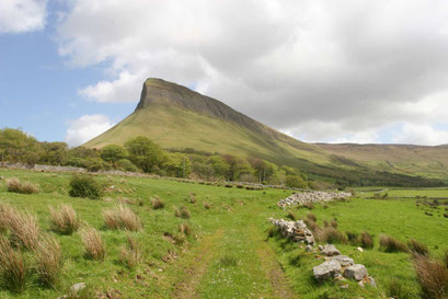 der Tafelberg Benbulben nördlich von Sligo von dieser Perspektive in Haifischflossen-Form ©My own Travel Rundreisen Irland