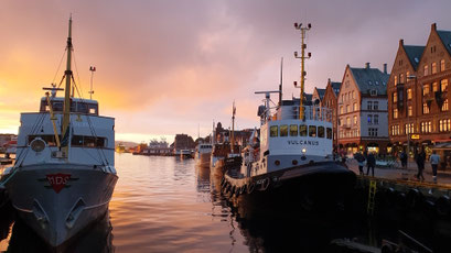 Tyske Bryggen in Bergen - Hafen mit Holzhäusern und Segelbooten
