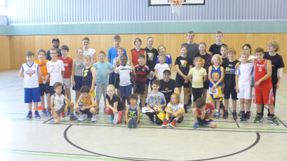 Gruppenbild Campteilnehmer in der Brander Dreifachhalle