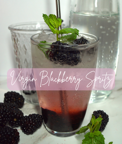 Alkoholfreier fruchtiger Cocktail mit Wild Berry, Brombeeren und Minze