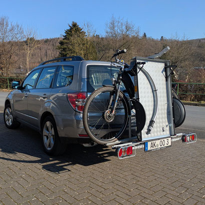 ein normaler Kombi und das gesamte Gespann dabei