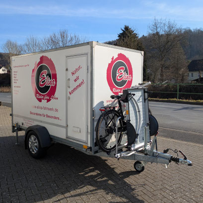 Seitenansicht Kastenanhänger oder Wohnwagen mit Gespann auf der Deichsel