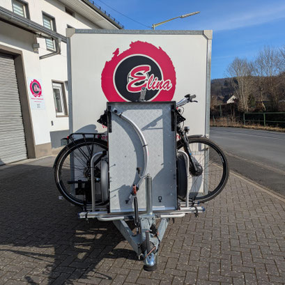 Liberty-pb 65-Junior u. Fahrrad auf dem Deichselständer
