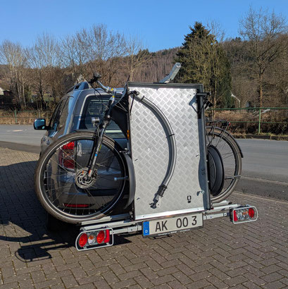 Liberty-pb. und Fahrrad auf der Anhängerkupplung