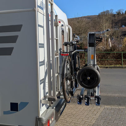Wir bereiten den Anhänger für die Mitnahme auf einem Fahrradständer or