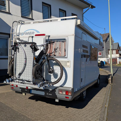 mit Vorbereitungspaket bequem auf einem Fahrradträger