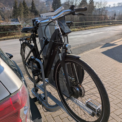 Ansicht der Bestigung Fahrrad und Anhänger auf dem Fahrradständer