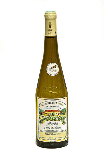 Photo Packshot, bouteille vin du vignoble Nantais.