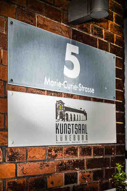Eingangsschild am Kunstsaal Lüneburg