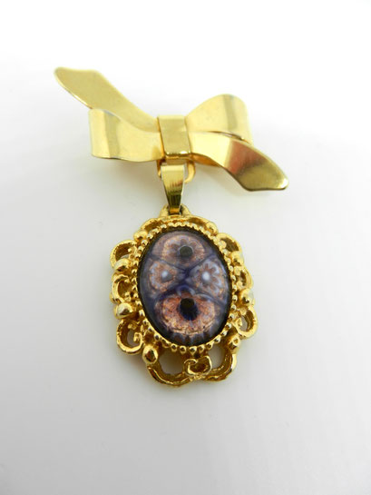 Abstract pattern iridescent Art Glass cabochon dangling Bow brooch - so cute 1950s brooch/pin - Art.746/5