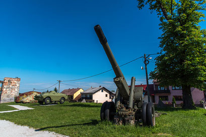 Haubitze M37,  Kaliber 152,4mm, Schussweite 17230m, Prod. SSSR. Hintergrund Schützenpanzer BRDM-2,  14,2mm 7t, Prod. SSSR